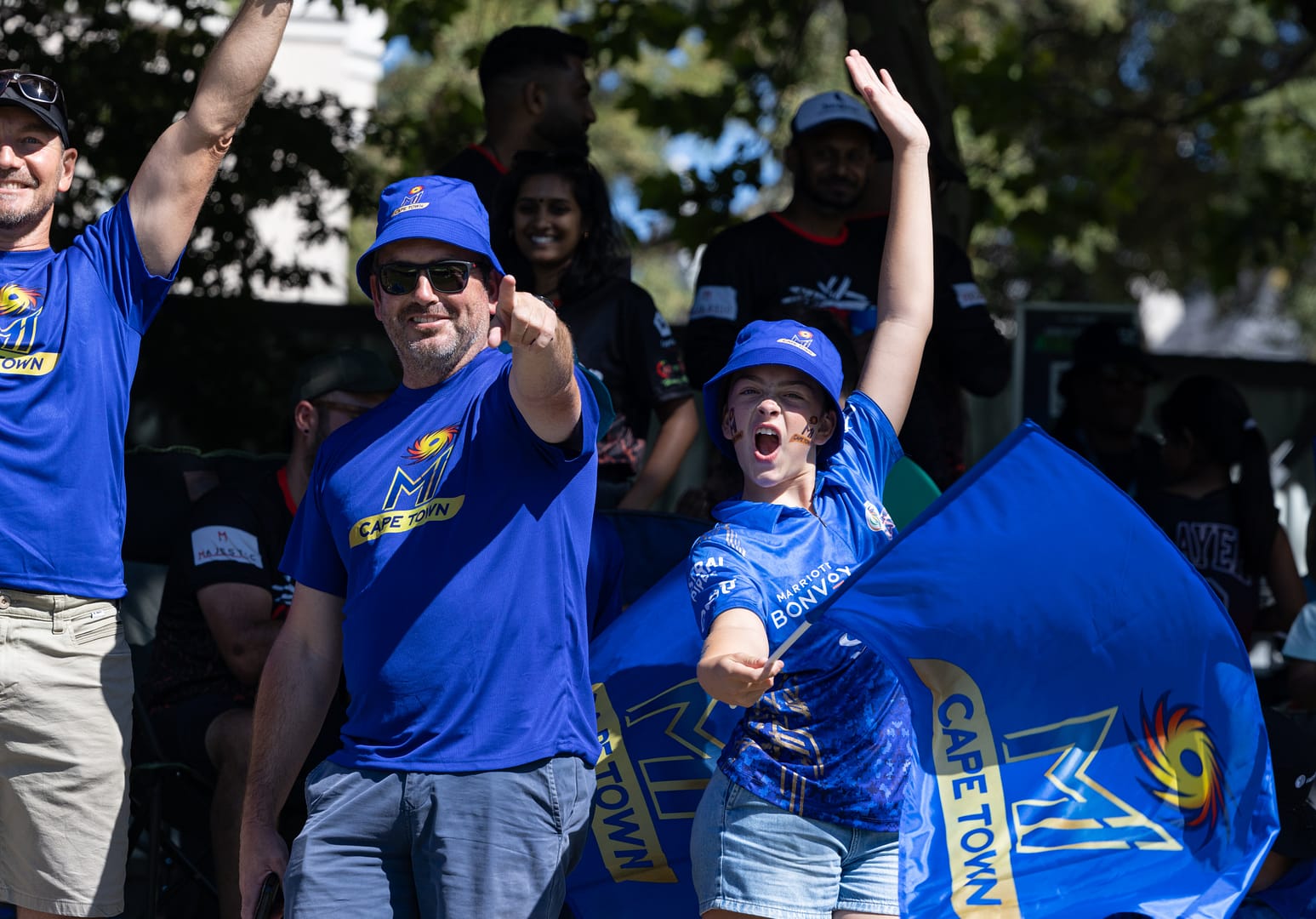 Mi Cape Town fans waving flags and cheering