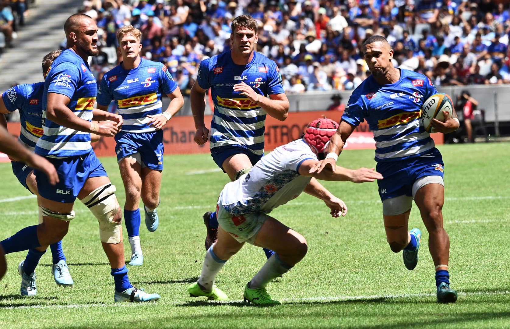 DHL Stormers winger Leolin Zas goes for a try against the Bull at DHL Stadium in 2025